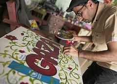 أحمد مهنا – فنان يرسم الجوع والأمل: 100 لوحة من غزة تجوب أوروبا لتسليط الضوء على الأزمة الإنسانية