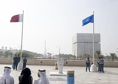 علما الأمم المتحدة وقطر يرفرفان في سماء الدوحة استعدادا لقمة التنمية الاجتماعية