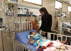 أمهات يخشين موت أطفالهن الرضع في خضم “وضع صعب” للنظام الصحي في غزة