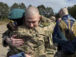 وصول 175 عسكريا روسيا إلى موسكو في إطار تبادل الأسرى مع أوكرانيا