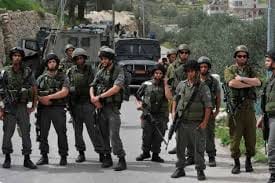 جيش الاحتلال: تسلمنا المحتجزين الثلاثة وهم فى طريقهم إلى إسرائيل