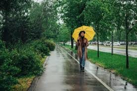 خارجة النهارده.. 4 نصائح عشان تحافظى على شياكتك فى وجود زخات المطر