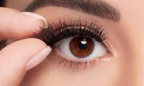 7 أخطاء شائعة تتسبب بفقدان الرموش.. الرموش الصناعية أبرزها