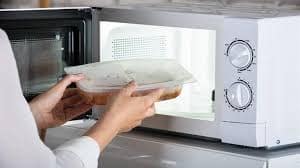 أضرار خطيرة لتسخين الطعام في الميكروويف في أطباق بلاستيكية