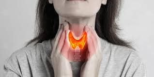 كيف يحدث قصور الغدة الدرقية؟.. تعرف على الأعراض والعلاج