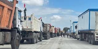 عبور أول دفعة من المنازل المتنقلة إلى معبر كرم أبوسالم تمهيدا لدخولها غزة