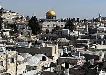 قوات إسرائيلية تقتحم مركز قلنديا للتدريب وتغلق مدارس تابعة للأونروا في القدس الشرقية