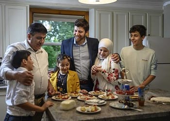 “الشوكولاتة من أجل السلام”: رحلة عائلة سورية من اللجوء إلى الريادة في المجتمع الكندي