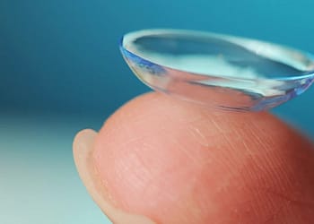 أطباء صينيون يعثرون على 5 عدسات لاصقة سكنت خلف مقلة عين امرأة