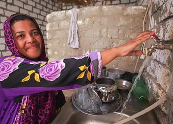 المياه الآمنة حق لكل طفل: تعاون بين اليونيسف والحكومة المصرية لتوفير مياه الشرب في المناطق النائية