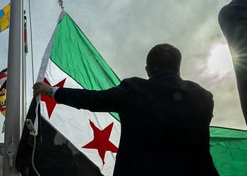 بعد رفع العلم السوري ذي النجمات الثلاث بمقر الأمم المتحدة، مجلس الأمن يبحث الوضع في سوريا