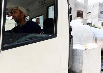صمود في وجه العطش: يوميات سائق شاحنة مياه في غزة