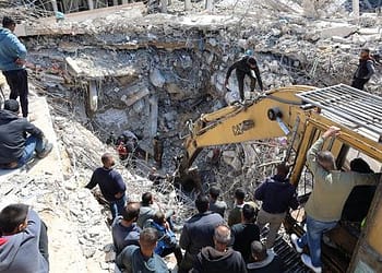 سائق جرافة في غزة: كنا نبني الطرقات واليوم نستخرج الجثث من تحت الأنقاض