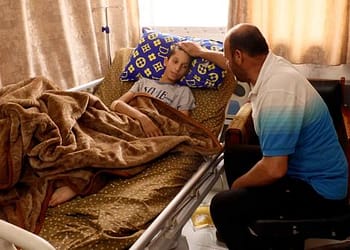 “الأطباء منهكون ونحن ننتظر رحمة الله”: مرضى غزة يروون معاناتهم في ظل تداعي الخدمات الصحية