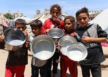 “ننتظر منذ الصباح ولم نحصل على أي طعام”، أهالي غزة يشكون من الجوع في ظل إغلاق المعابر