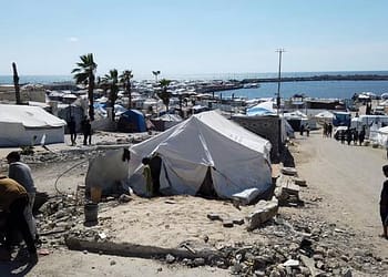 غزة – صرخة عائلة تكابد الجوع والنزوح: عاجزون أمام جوع أطفالنا، نقدم لهم الماء ليسد رمقهم