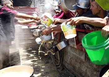 طوابير الجوع في غزة: معركة يومية من أجل رشفة من العدس