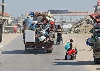 غزة – أمر نزوح جديد في خان يونس، وأزمة الوقود تهدد المرافق الحيوية والاتصالات