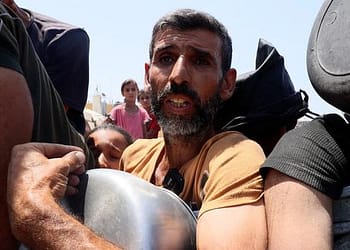 غزة – الوضع أكبر من الكارثة والفرق الطبية تُمنع من دخول القطاع