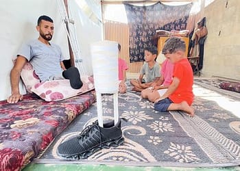 بُترت ساقه أثناء البحث عن الطعام في غزة، فصنع طرفا صناعيا وعاد ليحاول تأمين قوت أسرته