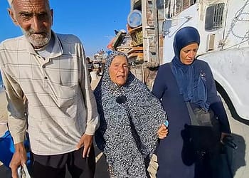 غزة – نازحون على الأقدام بلا مأوى أو وسيلة نقل … وتكلفة النزوح تصل إلى 3000 دولار