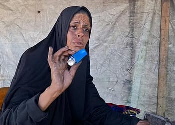“سأموت بدون جهاز الاستنشاق”: أمراض تنفسية تهدد نازحات غزة بسبب الأفران البدائية