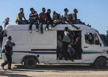 عائلات تعود لبيوتها في غزة رغم الدمار، وتزايد التهجير وخطوات الضم في الضفة الغربية