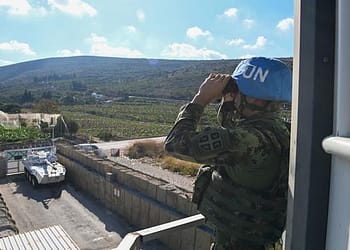 اليونيفيل تدعو الجيش الإسرائيلي لوقف الهجمات على جنودها أو بالقرب منهم
