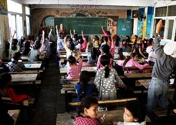 بعد عامين من الانقطاع، أطفال غزة يعودون إلى التعلم وسط الدمار والأمل