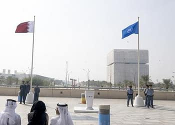 علما الأمم المتحدة وقطر يرفرفان في سماء الدوحة استعدادا لقمة التنمية الاجتماعية