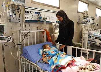 أمهات يخشين موت أطفالهن الرضع في خضم “وضع صعب” للنظام الصحي في غزة