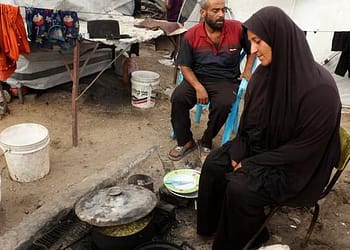 “لا تتركونا نعاني مجددا”: نداء سيدة من غزة في ظل انهيار الخدمات وتفاقم المخاطر