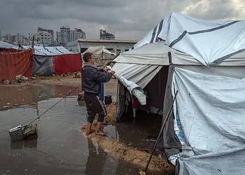 غزة – الأمطار الغزيرة تغرق خيام النازحين وتزيد المخاطر الصحية