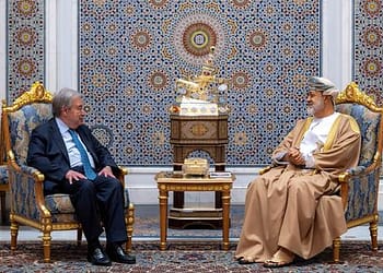 في زيارة إلى مسقط، الأمين العام يشيد بالدور الدبلوماسي لعُمان ويبحث ملف اليمن والموظفين المحتجزين