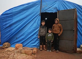 سوريا – وفاة رضيعين بسبب البرد القارس، وتأثر 90 موقعا للنازحين في الشمال