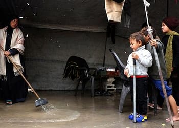 غزة – عواصف الشتاء تؤثر على 65 ألف أسرة، والخيام لا يمكن أن تكون الخيار الوحيد للمأوى