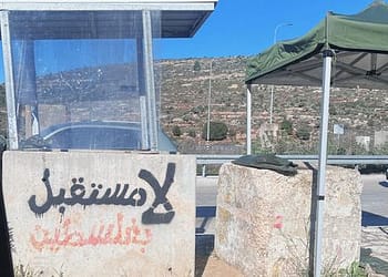 غارات جوية تطال مناطق سكنية في غزة، وإطلاق نار وهجمات في الضفة الغربية