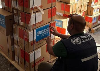 منظمة الصحة العالمية: مبادرة “الجسر الإنساني” تسلم أول شحنة لها إلى غزة