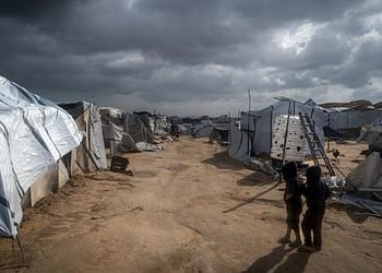 غزة – بناء وحدات إيواء للنازحين من منصات خشبية معاد استخدامها، وتحذير من تزايد الأمراض الجلدية