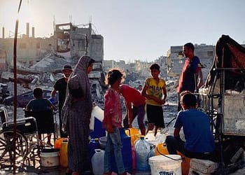غزة – مقتل عامل إغاثة وإصابة آخرين في غارة على بئر مياه، واستمرار الضربات يعطل الخدمات الأساسية