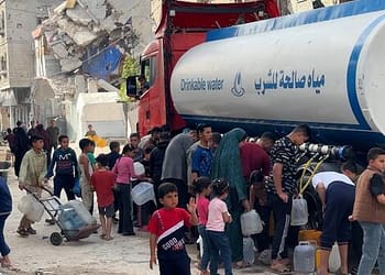 غزة – طوابير المياه تطول مع تفاقم الأزمة الإنسانية والمخاطر الأمنية