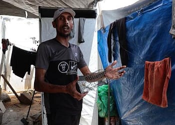 الفئران تقتحم خيام النازحين في غزة، تصيب الأطفال وتأكل المساعدات وتنشر الأمراض
