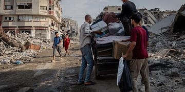 غزة – عشرات العائلات تنزح مجددا في ظل توسع “الخط الأصفر” وقيود على المساعدات