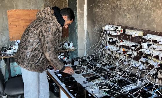 كيف يحصل سكان غزة على الكهرباء وسط الدمار: طاقة بديلة وحلول مبتكرة