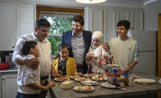 “الشوكولاتة من أجل السلام”: رحلة عائلة سورية من اللجوء إلى الريادة في المجتمع الكندي
