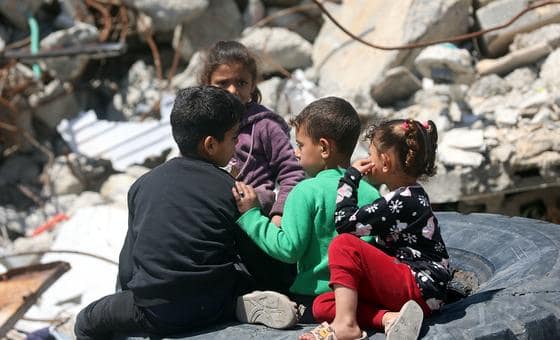 خطر آخر على أطفال غزة: أنقاض منازلهم المدمرة بسبب الحرب