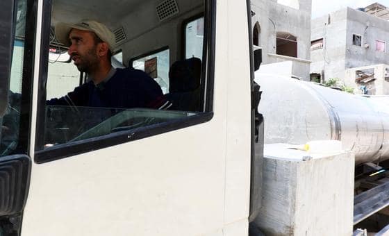 صمود في وجه العطش: يوميات سائق شاحنة مياه في غزة