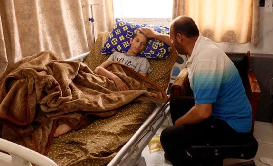 “الأطباء منهكون ونحن ننتظر رحمة الله”: مرضى غزة يروون معاناتهم في ظل تداعي الخدمات الصحية