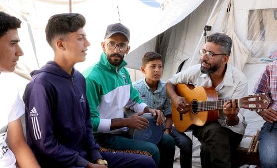 معلم نازح في غزة يزرع الأمل في قلوب الأطفال عبر الموسيقى