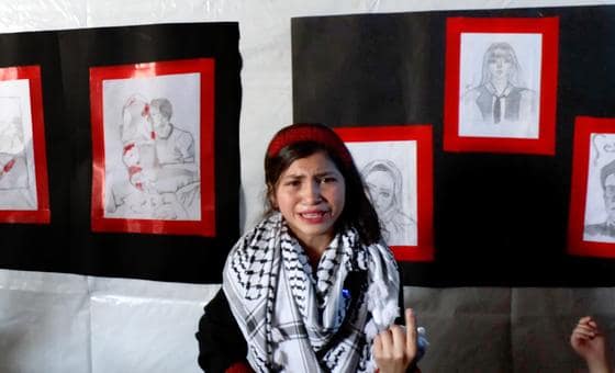 وجوه غابت وديار دُمرت – طالبات في غزة يوثقن آلام الحرب بالرسم